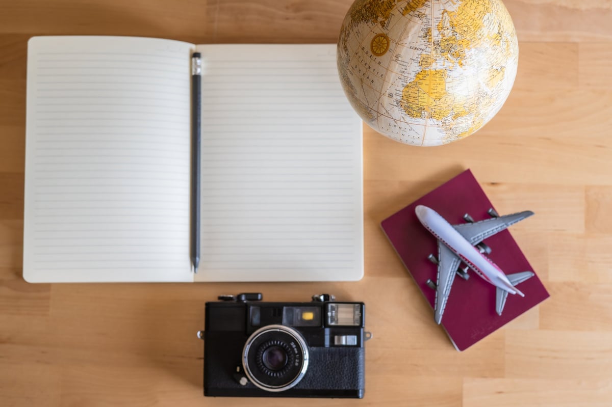 Turistička agencija s putnim listom, kartom i avio karatama za marketing turizma