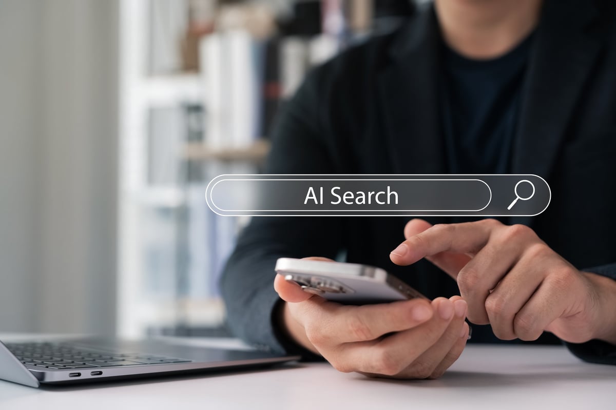 Man koristi smartphone s AI search bar overlay - moderan koncept umjetne inteligencije, pametni search engine, buduća tehnologija i digitalni asistent za mobilni pristup informacijama