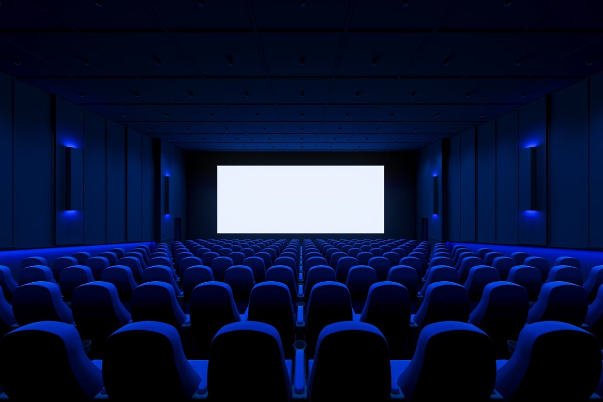 Moderna kazališna dvorana s pozornicom - digitalni marketing za kulturne ustanove