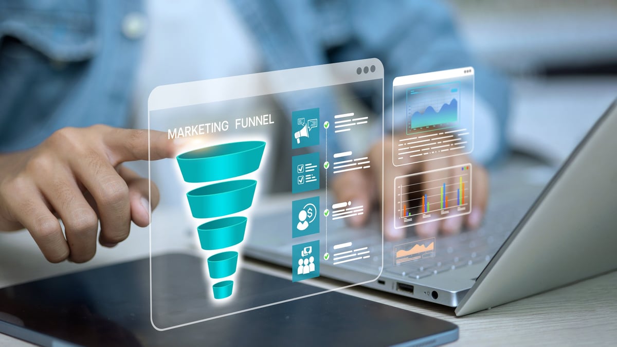 Prodajni lijevak (sales funnel) na laptopu s analitikom konverzije, digitalni marketing