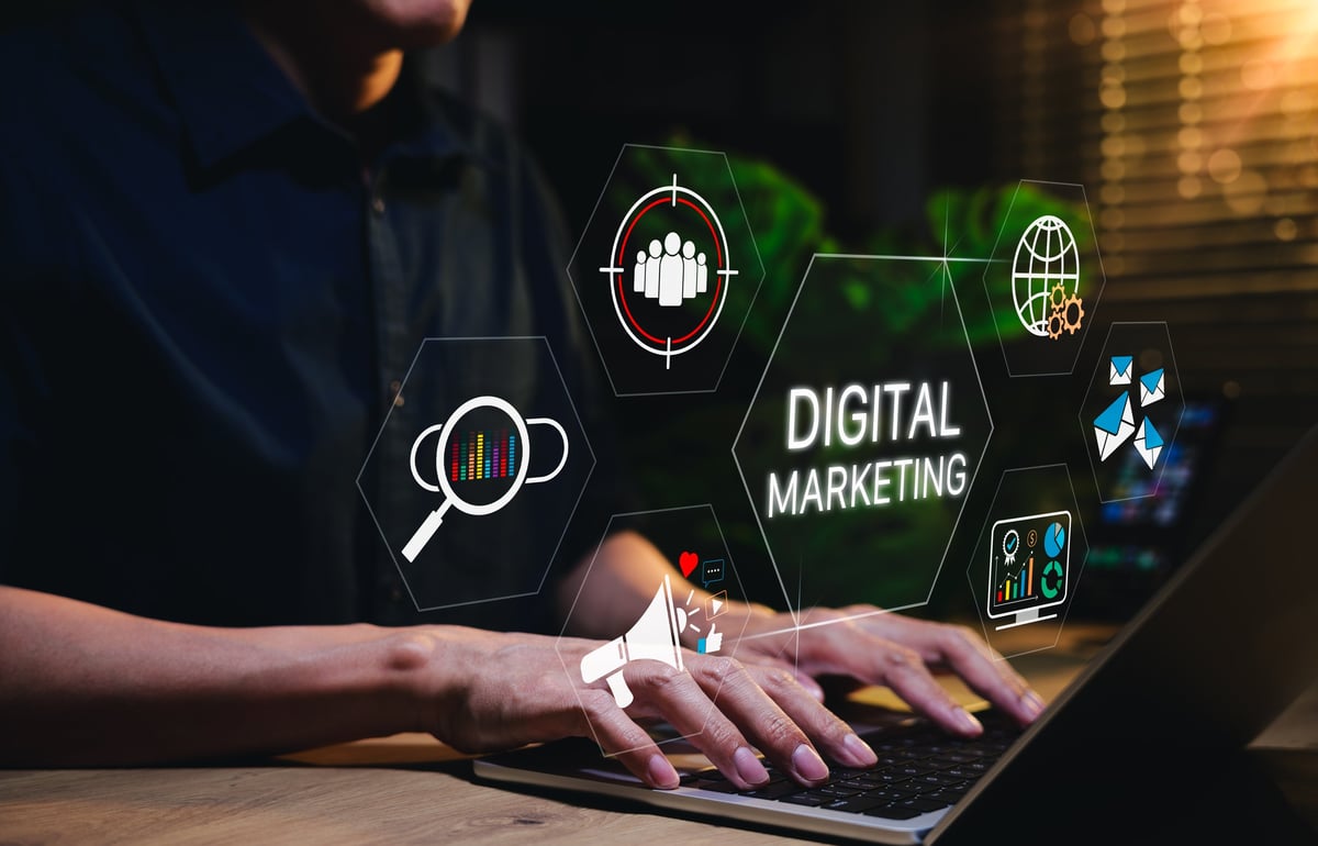 Osoba koristi laptop s digital marketing ikonama - online advertising, data analytics, email campaigns i social media strategy za business growth, audience targeting, global outreach